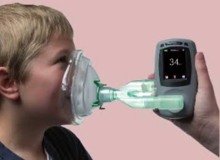 Criança realizando teste respiratório para avaliar intolerância a lactose